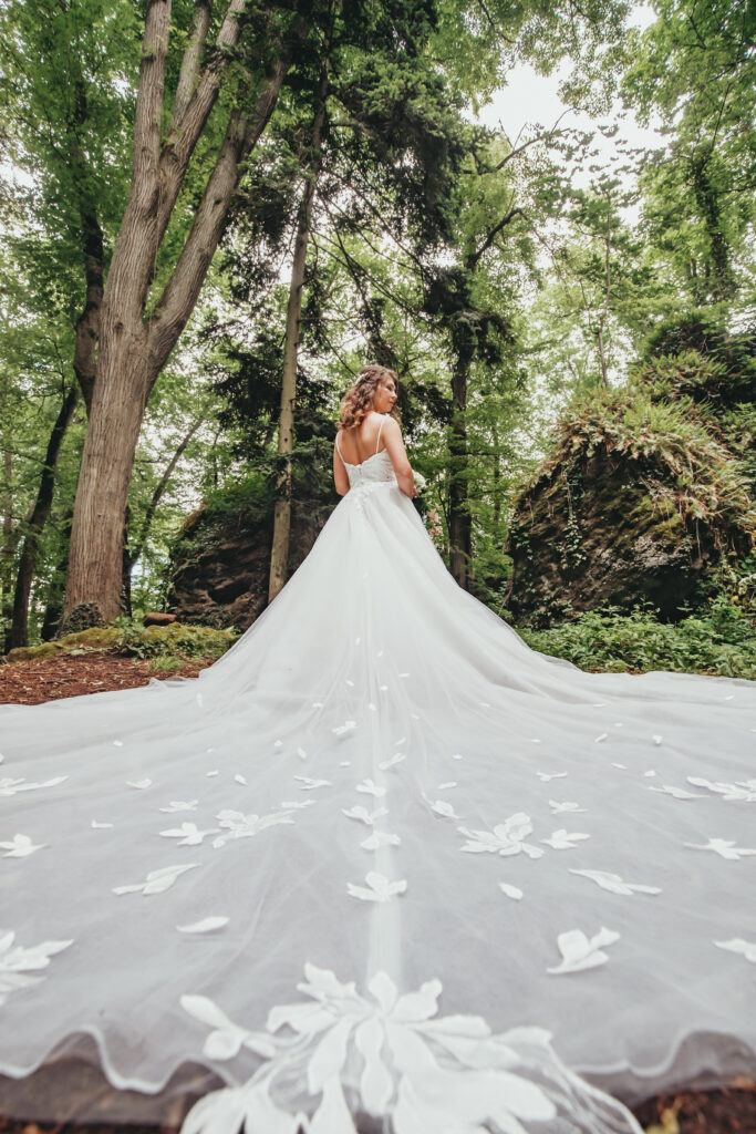 Robe de mariée traine majestueuse en tulle