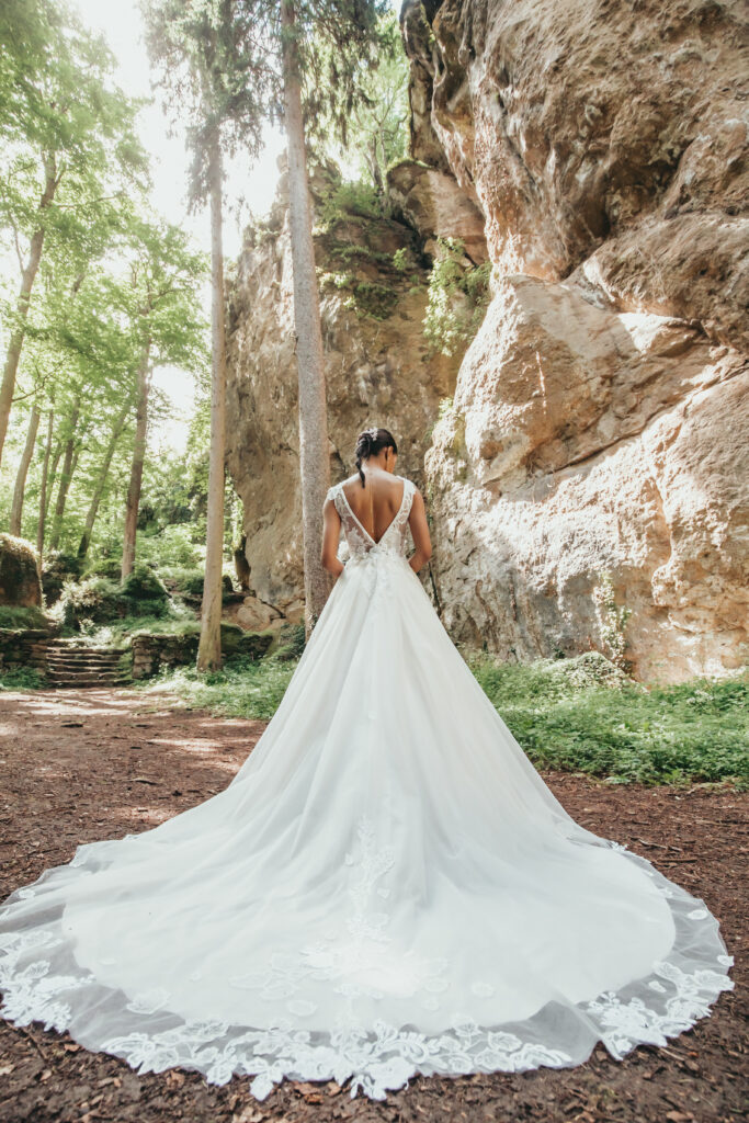 Robe de mariée dos nu en V, bas de robe en tulle haute loire