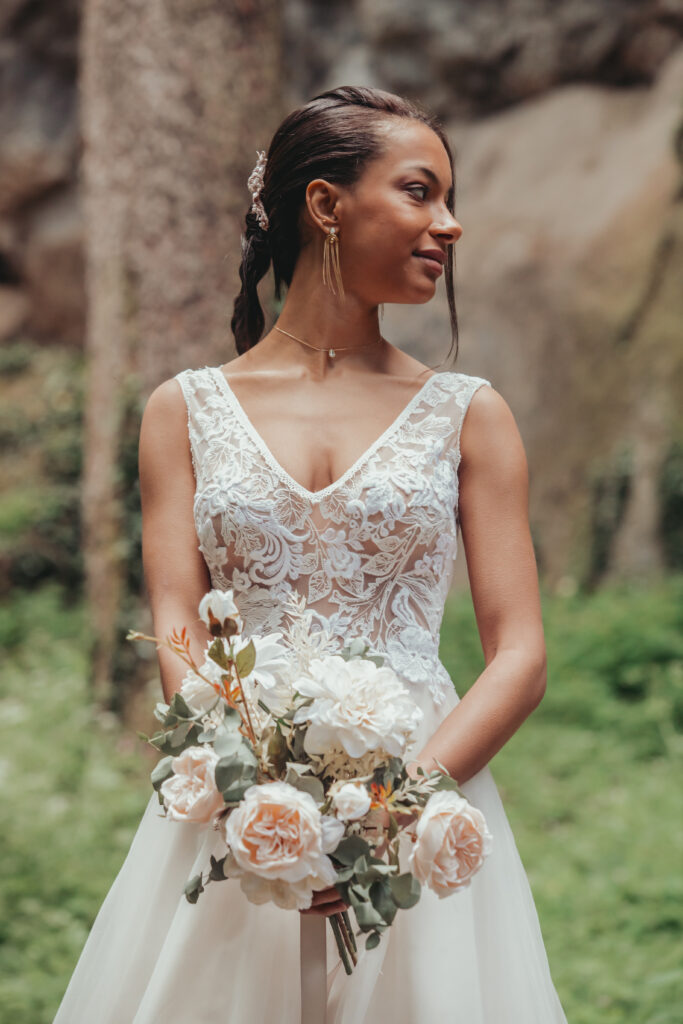 Corsage robe de mariée sur-mesure en applique dentelle, décolleté V devant