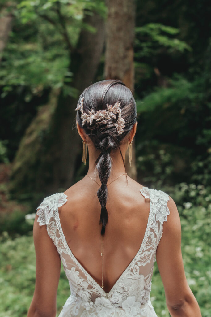 Détails dos V, dentelle feuilles et fleurs, bijoux dos mariage
