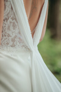 détails dos nu plissé mousseline décolleté V dos