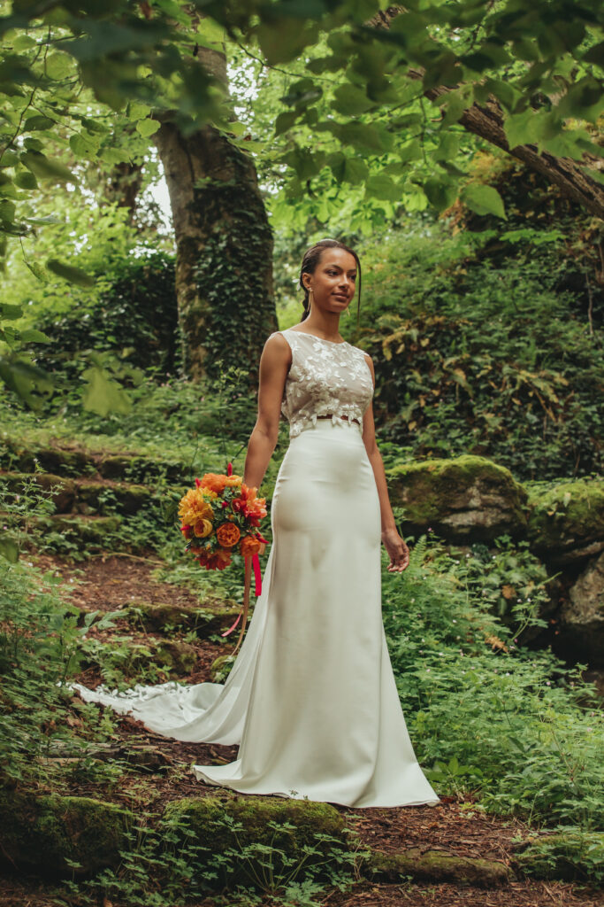 Jupe fourreau et corsage en dentelle avec col rond