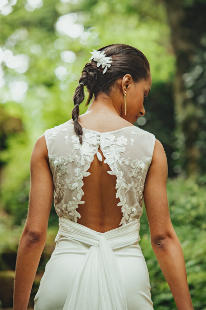 Dos nu avec boutons, plissés fluide dos, dentelle feuilles qui déborde