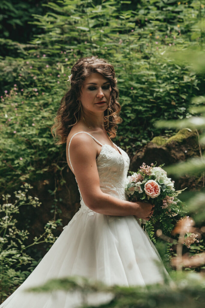 Robe blanche avec bustier et bretelles fines, alteravita couture