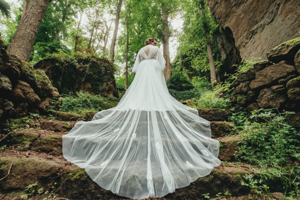 Robe de mariée femme ronde, traine majestueuse amovible