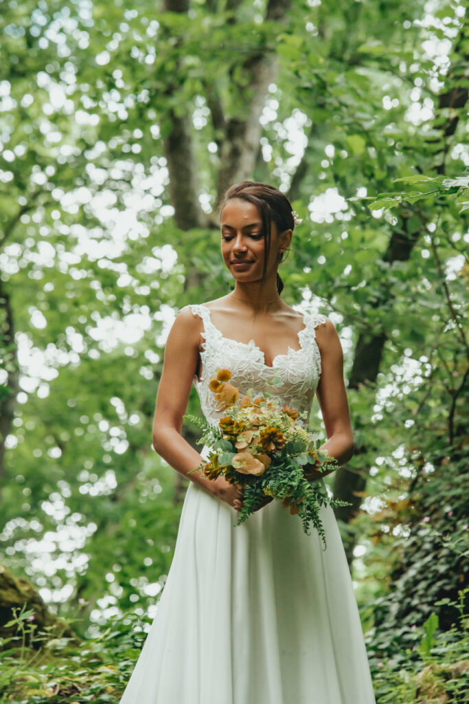 Corsage dentelle asymétrique détails Saint-Paulien